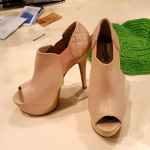 Nude platform pumps